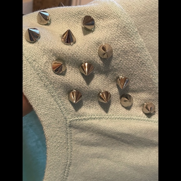 NOLLIE WOMENS SWEATSHIRT MINT GREEN SPIKED SHOULDER ACCENT CUFFS M LIGHTWEIGHT - Picture 10 of 12